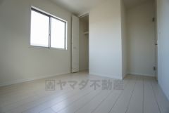 同仕様写真。暖かい日差しが差し込む洋室。たっぷり収納できるクローゼット付きでお部屋の中をすっきりと快適に保てます。