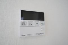 給湯器リモコンはキッチン横からボタンひとつで操作が楽々。通話ボタン付きでお子様とも会話ができて安心です。
