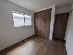 木目調のシンプルデザインで落ち着きと安らぎの空間に仕上げています。各部屋に収納が完備されているので、お荷物が多くなっても安心の設計です。