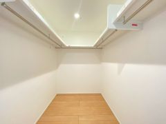 収納力豊富なウォークインクローゼット付き。洋服や小物などを1箇所にまとめて美しい収納を実現します。