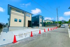 前面道路は交通量が少なく、小さなお子様がいるご家庭も安心です＾＾