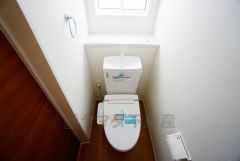 温水洗浄機付トイレです。節水機能もあるので、安心して使えますね。もちろん、1階2階の2ヶ所にトイレがあるので、忙しい朝にもゆとりができますね。