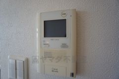 防犯性もばっちり、TVモニター付きインターフォン完備。大きなモニターで玄関先を確認できます。録画機能が付いているので不在時の訪問者も確認できて安心です^^