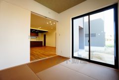 同仕様写真。リビングからの続き間として和室をご用意しました。普段はリビングとつなげて開放的なスペースとして。来客時には客間としてお使いいただけます。