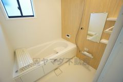 1日の疲れを癒すくつろぎのバスルーム。足を伸ばしてもゆったりと入れるサイズです。お子様と一緒にお風呂に入っても狭くないですね^^