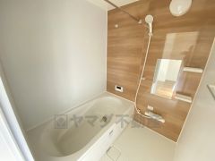 1坪サイズの浴室は、足をのばしてリラックスできます。浴室乾燥機付きなので、雨の日も気にせず洗濯物が干せます。