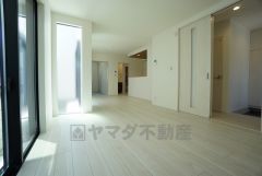 家族が集まる開放的なリビング。約18帖の大空間で毎日のお食事が楽しみです＾＾思い思いの時間を過ごしたり、家族みんなで食事をしたり、素敵な団らんの場になりますね。