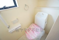 ウォシュレット付トイレです。節水機能もあるので、安心して使えますね。もちろん、1階2階の2ヶ所にトイレがあるので、忙しい朝にもゆとりができますね。