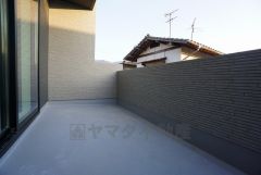 陽当たりの良いバルコニーです。お洗濯やお布団干しはもちろん、日光浴スペースにも。足元は防水工事施工済です。