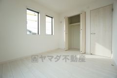 同仕様写真。木目調のシンプルデザインで落ち着きと安らぎの空間に仕上げています。各部屋に収納が完備されているので、お荷物が多くなっても安心の設計です。