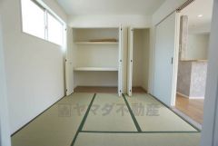 リビングからの続き間として和室をご用意しました。普段はリビングとつなげて開放的なスペースとして。来客時には客間としてお使いいただけます。