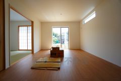 断熱性能の窓ガラスを採用。省エネ、光熱費カットにも貢献します。 夏は涼しく、冬は暖かく快適に過ごせます。