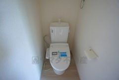 温水洗浄機付トイレです。節水機能もあるので、安心して使えますね。もちろん、1階2階の2ヶ所にトイレがあるので、忙しい朝にもゆとりができますね。