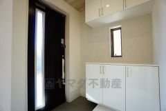 同仕様写真。家族全員の靴がきれいに整頓できます。棚の上にお花や写真を飾っても良いですね。