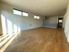 家族が集まる開放的なリビング。約23帖の大空間で毎日のお食事が楽しみです＾＾思い思いの時間を過ごしたり、家族みんなで食事をしたり、素敵な団らんの場になりますね。