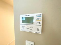 キッチン横からお湯張り、追い炊き、足し湯がボタン一つで楽々操作できる給湯機リモコンです＾＾忙しい夕飯の準備の時間帯に重宝しますね。