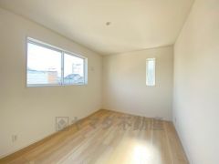 2面採光を確保した明るい室内は、風通しも良く、大変居心地の良い空間となっております。爽やかな風を感じて起きる朝は、快適生活の始まりに。