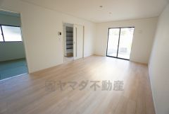 大きな窓のあるリビングは、陽光あふれる明るい空間です。居心地良く、ご家族皆がゆったり寛げる憩いの空間となりそうです。