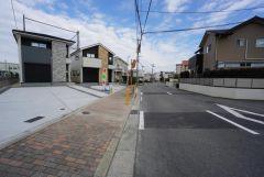 前面道路は南東側約9.1～9.5ｍ。幅広いため、駐車やお車の離合もスムーズです＾＾
