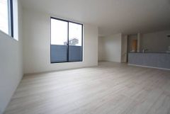大きな窓のあるリビングは、陽光あふれる明るい空間です。居心地良く、ご家族皆がゆったりくつろげる憩いの空間となりそうです。