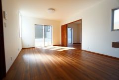全居室にはたっぷり収納できる大型クローゼットを設置しています。窓には断熱性・保温性にすぐれ、省エネ効果のあるペアガラスを採用。冬には結露を防止します。
