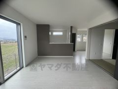 大きな窓のあるリビングは、陽光あふれる明るい空間です。居心地良く、ご家族皆がゆったり寛げる憩いの空間となりそうです。