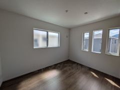 2面採光を確保した明るい室内は、風通しも良く、大変居心地の良い空間となっております。爽やかな風を感じて起きる朝は、快適生活の始まりに。