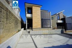 敷地面積広々52坪。カースペースは停めやすい並列駐車3台付き。アクロスプラザ篠栗まで徒歩4分。