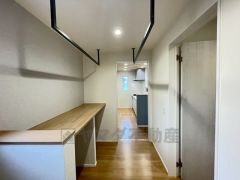 ランドリールームにはカウンターを設置。たたんだ洗濯物を一時置きでき、衣類の仕分けや整理もスムーズです。