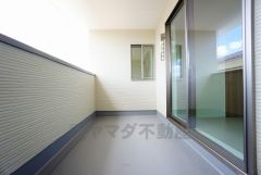幅広のバルコニーは急な雨から洗濯物を守りやすく、眩しすぎる日差しも和らげます。