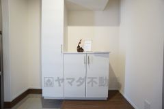 たっぷり収納できるシューズボックスです。家族全員の靴がきれいに整頓できます。棚の上にお花や写真を飾っても良いですね。