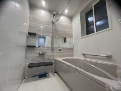 1日の疲れを癒すくつろぎのバスルーム。足を伸ばしてもゆったりと入れるサイズです。お子様と一緒にお風呂に入っても狭くないですね^^