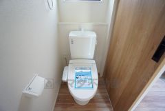 ウォシュレット付トイレです。節水機能もあるので、安心して使えますね。もちろん、1階2階の2ヶ所にトイレがあるので、忙しい朝にもゆとりができますね。
