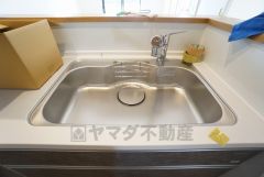 色も形もキレイなシンクは、広さも確保しているので、大きめの鍋も簡単に洗えます。