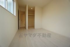 明るい洋室です。ナチュラル色のフローリングで開放的な優しい雰囲気になっています＾＾ベッドや机、ＴＶを置いてもゆとりのある広さです。