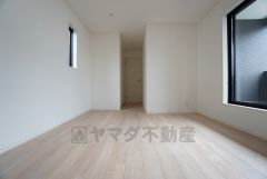 同仕様写真。住む人のこだわりを活かす洋室＾＾日当たりがよく、寝室としての利用もおすすめ。広めのクローゼットもあり荷物もすっきり片付けれ、ゆとりのある暮らしが出来ます＾＾