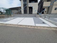 駐車スペースはゆとりある4台分を確保。マイカー用に、お客さま用に、余裕を持ってご利用いただけます。