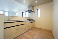 対面式カウンターキッチンでお子様の様子が見守れます。カウンタートップは耐熱性に優れており、日ごろのお掃除もふき取るだけでＯＫ。ステンレスシンクも簡単にお掃除できますよ。