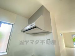 お手入れが簡単なスリム型レンジフードです。調理により発生する油煙や臭いを吸い込み、屋外へ排気してくれます。