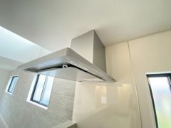 調理により発生する油煙や臭いを吸い込み、屋外へ排気してくれます。