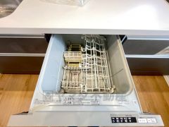 家事の時間が短縮できる食器洗浄乾燥機付。後片付けもラクラクです。 食器を洗う手間が減るので家族とのコミュニケーションの時間や自分の時間が増えますね。