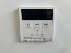 給湯器リモコンはキッチン横からボタンひとつで操作が楽々。通話ボタン付きでお子様とも会話ができて安心です。