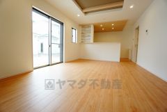 同仕様写真。断熱性能の窓ガラスを採用。省エネ、光熱費カットにも貢献します。 夏は涼しく、冬は暖かく快適に過ごせます。