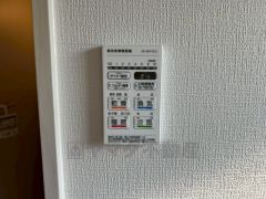 雨の日の洗濯も安心できる浴室暖房乾燥機付き浴室。リモコンで操作もボタン1つで簡単。 浴室暖房乾燥機には、暖房、乾燥、涼風、換気の4つの機能が付いています。タイマー付きです。