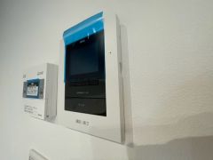 防犯性、セキュリティ対策に安心できるテレビモニター付きインターフォンです。セールスマン対策にもなり安心できます。