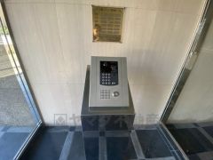 共用部。オートロックは、外部の人が自由に建物内に出入りできないため、不審者の侵入防止効果があります。セールスマン対策にもなり安心できます。