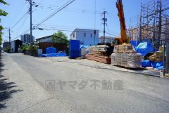 前面道路は大型車両などの通行も少なく小さなお子様がいるご家庭も安心です＾＾カースペースは3台駐車出来ます＾＾