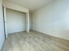 木目調のシンプルデザインで落ち着きと安らぎの空間に仕上げています。各部屋に収納が完備されているので、お荷物が多くなっても安心の設計です。