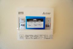 キッチン横からお湯張り、追い炊き、足し湯がボタン一つで楽々操作できる給湯機リモコンです＾＾忙しい夕飯の準備の時間帯に重宝しますね。