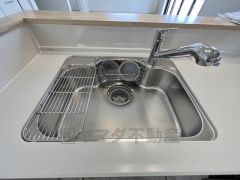 大きめの鍋も洗える使い勝手の良い異形シンク。水はねの音や食器が当たる音を大幅に軽減する静音仕様です。